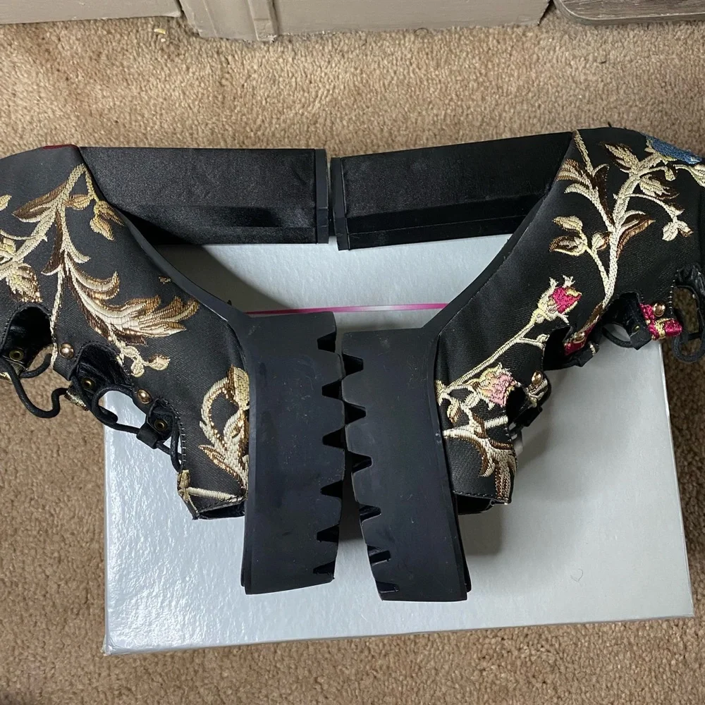 Flower Embodied Block Heel - Picture 4 of 5